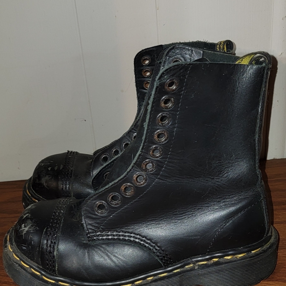 Dr. Marten unisex steel toe boots